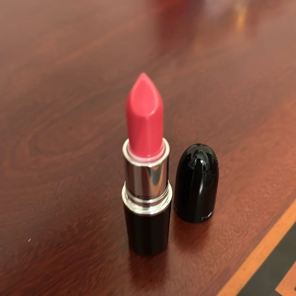MAC Frienda ( Midtone Coral) Lustureglass Lipstick
